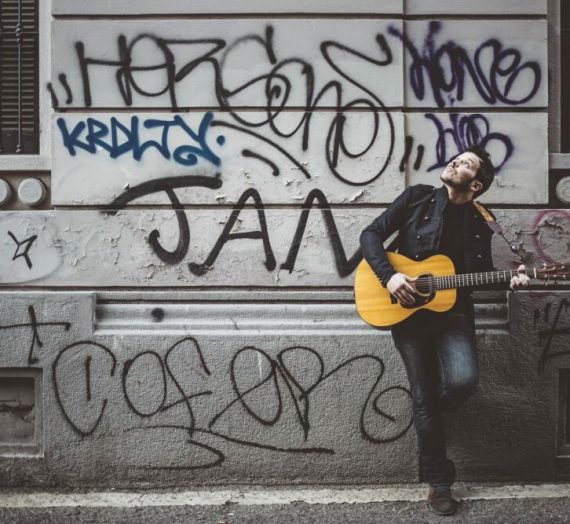 Matteo Terzi, l’artista di strada che canta l’Europa con la sua chitarra