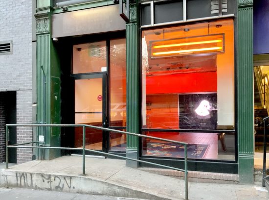 L’ex Dunkin’ Donuts nel distretto finanziario di New York ospita un vivace spazio artistico