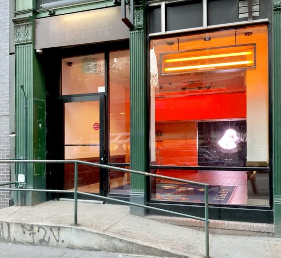 L’ex Dunkin’ Donuts nel distretto finanziario di New York ospita un vivace spazio artistico