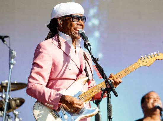 Nile Rodgers sostituisce gli OMS a Natale di Nordoff Robbins