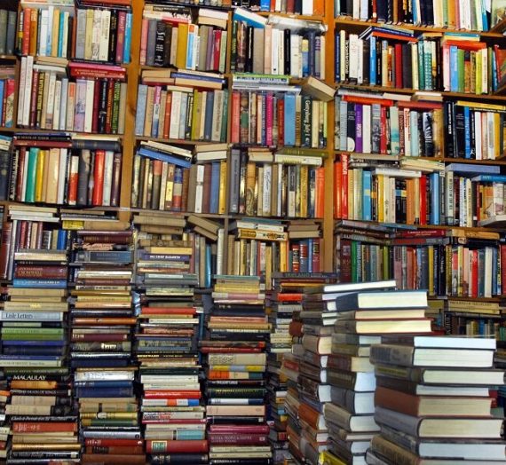 Aumenta il prezzo dei libri: 73 centesimi in più per ogni volume per combattere la crisi