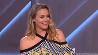 Alicia Silverstone si spoglia per la PETA in una campagna anti-pelle